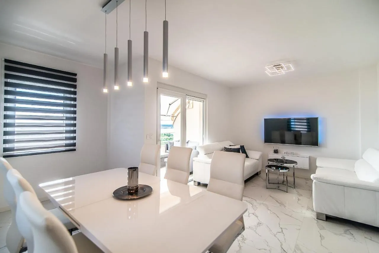 Luxury Apartment Queens Dramalj