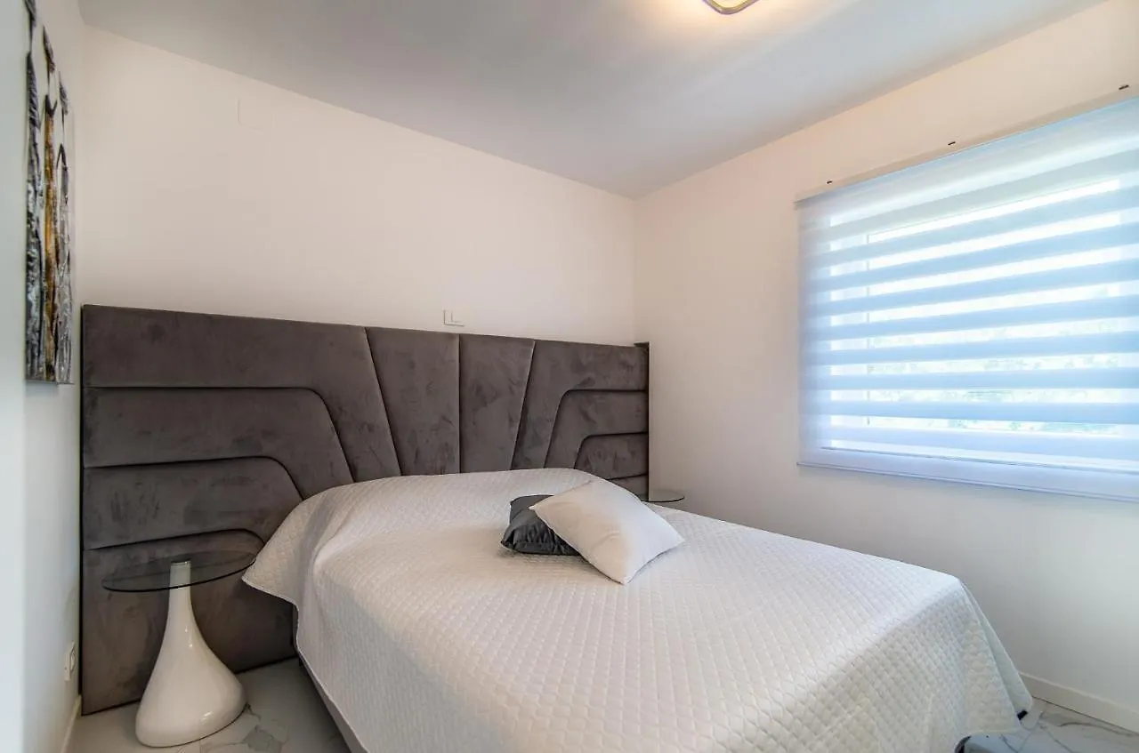 Luxury Apartment Queens Dramalj