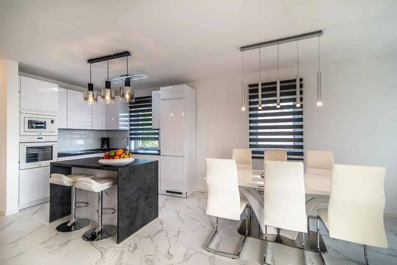 Luxury Apartment Queens Dramalj