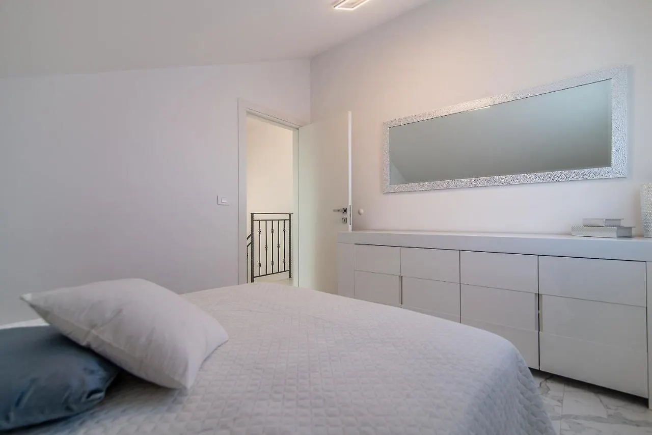 Luxury Apartment Queens Dramalj