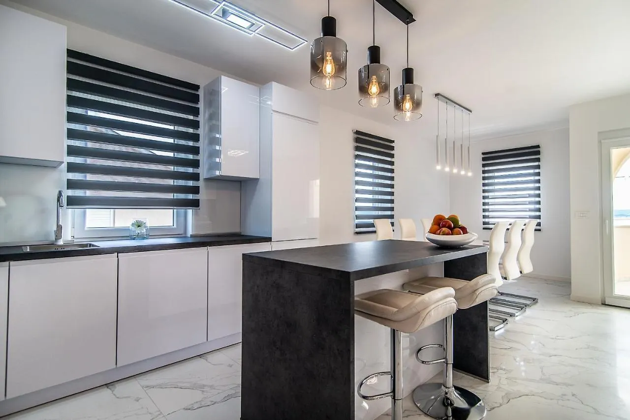 Luxury Apartment Queens Dramalj